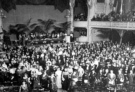 1915 treffen Frauen aus befreundeten und verfeindeten Nationen zum ersten transnationalen Frauenfriedenskongress in Den Haag zusammen; Quelle