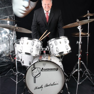 „Das Wichtigste im Jazz ist die Personality“ – Reminiszenzen zum 80. Geburtstag des Schweizer Star-Drummers Charly Antolini, mit einem Portrait von Marcus&nbsp;Woelfle