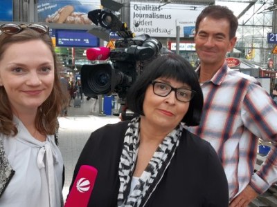 Oma Gaby im ICE – Andy Warhols 5 Minuten&nbsp;Ruhm