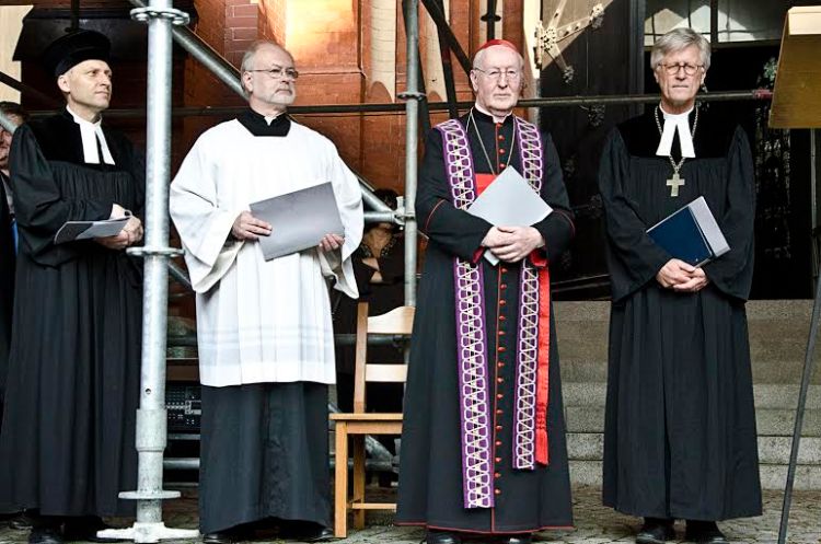 Vor der Haidhausener Kirche St. Johann Baptist begrüßen zum Ökumenischen Gottesdienst von links: Dr. Holger Forssman, Erster Pfarrer in St. Johannes - Pater Alfons Friedrich, St. Johann Baptist - Friedrich Kardinal Wetter und der evangelische Landesbischof Heinrich Bedford-Strohm