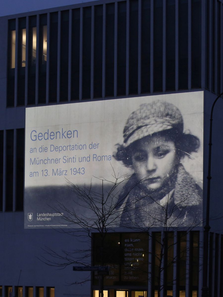 Foto-Retrospektive von AZ-Stadtspaziergänger und Fotograf SIGI MÜLLER zu den Lichtinstallationen am Holocaust-Gedenktag der Münchner Sinti & Roma sowie ein kleiner Streifzug durch seine (montäglichen)&nbsp;AZ-Kolumnen