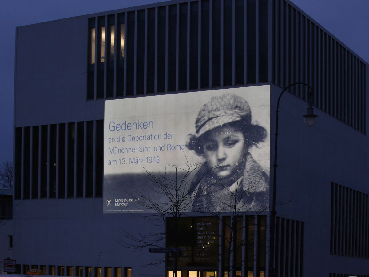 Foto-Retrospektive von AZ-Stadtspaziergänger und Fotograf SIGI MÜLLER zu den Lichtinstallationen am Holocaust-Gedenktag der Münchner Sinti & Roma sowie ein kleiner Streifzug durch seine (montäglichen)&nbsp;AZ-Kolumnen