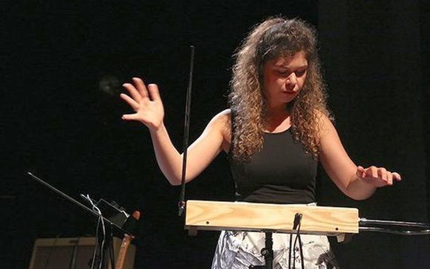 Dieses Bild hat ein leeres alt-Attribut; sein Dateiname ist d09b8-2020_15_01_verena-marisa_theremin2_0k3a2615c2a9ralf-dombrowski_theremin_kulturbuehne-spagat-edited.jpg.