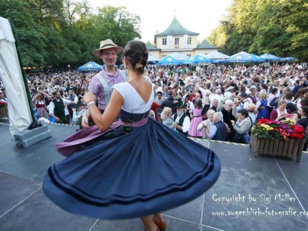 Der historische Münchner Kocherlball am Chinesischen Turm, ab 3.45h morgens in einer intensiven Fotostrecke festgehalten von Sigi Müller, auch bekannt als AZ-Stadtspaziergänger