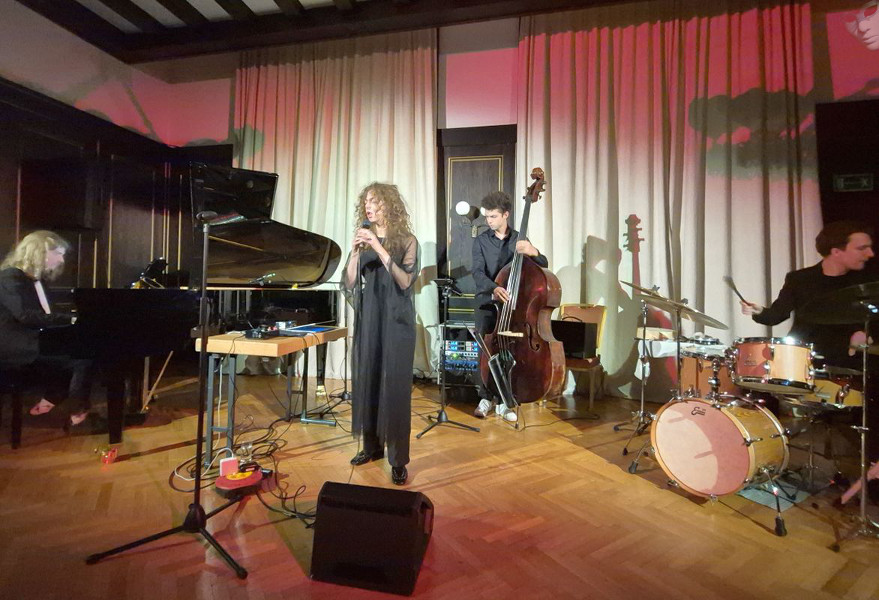 Sängerin Fernanda von Sachsen überzeugt mit Strahlkraft, Stimme und mit kongenialem Quartett in der Künstlerhaus-Reihe „Jazz and Beyond“, kuratiert von Petra Windisch de&nbsp;Lates