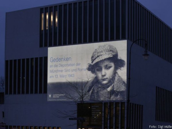 „In der Erinnerung liegt die Kraft, Gerechtigkeit zu erneuern. (…)“ – Zum Gedenken an die Deportation der 141 Münchner Sinti und Roma, am 13. März 1943, das Programm 2026 der Landeshauptstadt, sowie die  Abschrift einer Predigt von Dekan Felix Reuter (Ökumenischer Gedenkgottesdienst, 11.3.25)