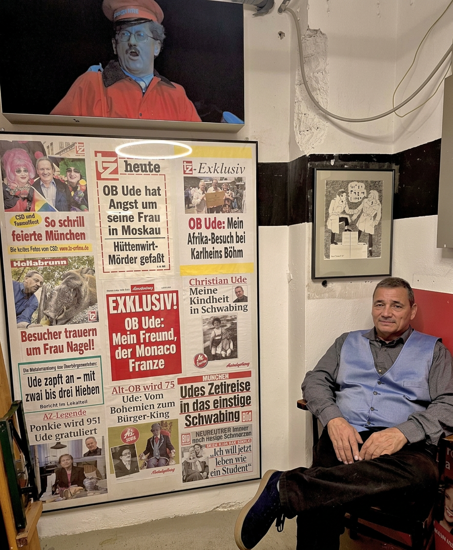 20261005_182609 Ein Mann sitzt auf einem Stuhl in einem Raum mit Zeitungsartikeln an der Wand und einem Fernseher im Hintergrund, der eine humorvolle Szene zeigt.