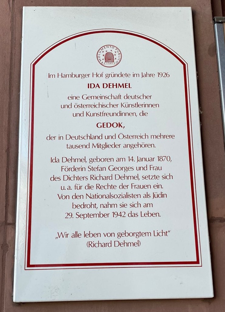 Ehrenplatte zu Ida Dehmel, die 1926 die Künstlerinnen-Gemeinschaft GEDOK im Hamburger Hof gründete. Sie setzte sich für die Rechte der Frauen ein und wurde 1942 während des Nationalsozialismus verfolgt.